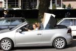 Amsterdam 16 september 2011
Wesly Bronkhorst en zijn vriendin Renee Gunning aan het verhuizen met de nieuwe golf cabrio van Wesly.
Peter Smulders bv