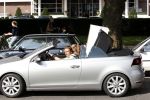 Amsterdam 16 september 2011
Wesly Bronkhorst en zijn vriendin Renee Gunning aan het verhuizen met de nieuwe golf cabrio van Wesly.
Peter Smulders bv
