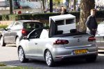 Amsterdam 16 september 2011
Wesly Bronkhorst en zijn vriendin Renee Gunning aan het verhuizen met de nieuwe golf cabrio van Wesly.
Peter Smulders bv