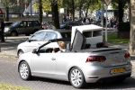 Amsterdam 16 september 2011
Wesly Bronkhorst en zijn vriendin Renee Gunning aan het verhuizen met de nieuwe golf cabrio van Wesly.
Peter Smulders bv