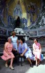 Lourdes, 24 Juli 1983
ZZN (zangeres zonder naam) met oud vriendin Godelieve
Foto Peter Smulders BV