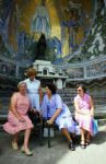 Lourdes, 24 Juli 1983
ZZN (zangeres zonder naam) met oud vriendin Godelieve
Foto Peter Smulders BV
