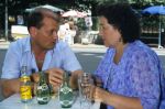 Lourdes, 24 Juli 1983
ZZN (zangeres zonder naam) met oud vriendin Godelieve en journalist Ben Holthuis
Foto Peter Smulders BV