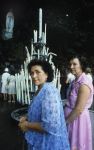 Lourdes, 24 Juli 1983
ZZN (zangeres zonder naam) met oud vriendin Godelieve
Foto Peter Smulders BV