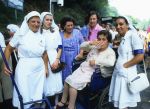 Lourdes, 24 Juli 1983
ZZN (zangeres zonder naam) met oud vriendin Godelieve
Foto Peter Smulders BV