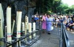Lourdes, 24 Juli 1983
ZZN (zangeres zonder naam) met oud vriendin Godelieve
Foto Peter Smulders BV