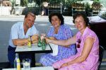 Lourdes, 24 Juli 1983
ZZN (zangeres zonder naam) met oud vriendin Godelieve en journalist Ben Holthuis
Foto Peter Smulders BV