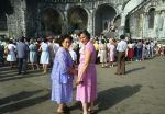 Lourdes, 24 Juli 1983
ZZN (zangeres zonder naam) met oud vriendin Godelieve
Foto Peter Smulders BV