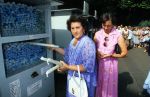 Lourdes, 24 Juli 1983
ZZN (zangeres zonder naam) met oud vriendin Godelieve
Foto Peter Smulders BV