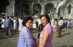 Lourdes, 24 Juli 1983
ZZN (zangeres zonder naam) met oud vriendin Godelieve
Foto Peter Smulders BV