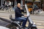 Amsterdam 1 oktober 2012
Das's moment bij dr Fish. De bekende mannen reden in een renault Twizy. Alex Bottse
Peter Smulders bv