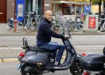 Amsterdam 1 oktober 2012
Das's moment bij dr Fish. De bekende mannen reden in een renault Twizy. Alex Bottse
Peter Smulders bv