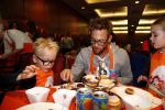 Amsterdam 10 oktober 2012
Tanja Jess Charly Luske en zoon Bobby bakken taartjes voor Kika in het krasnapolsky.
Peter Smulders bv