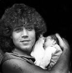 Duitsland, 5 Augustus 1983
Dennie Christian met zijn vrouw Roswhita en hun dochter Romina (geboren op 3 Juli 1983
Foto Peter Smulders BV