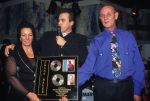 18 September 1996
Uitreiking Platina CD van Frans Bauer hier op de foto met zijn ouders en Mariska Bauer
Foto Peter Smulders BV