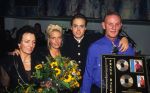 18 September 1996
Uitreiking Platina CD van Frans Bauer hier op de foto met zijn ouders en Mariska Bauer
Foto Peter Smulders BV