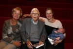 Hilversum 3 oktober 2012
Presentatie boek van nieuwslezers van de NOS bij beeld en geluid. Frits Thors met familie en achter kleinkind
Peter Smulders bv