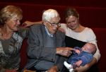 Hilversum 3 oktober 2012
Presentatie boek van nieuwslezers van de NOS bij beeld en geluid. Frits Thors met familie en achter kleinkind
Peter Smulders bv