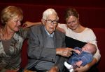 Hilversum 3 oktober 2012
Presentatie boek van nieuwslezers van de NOS bij beeld en geluid. Frits Thors met familie en achter kleinkind
Peter Smulders bv