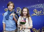 Amsterdam 7 oktober 2012
Premiere Sien en Diego de magische bron van Myra in Pathe Arena
met Jada Borsato Peter Faber en Harold Verwoert ( coole piet Diego) in de hoofdrollen. Marco leontine Luca Jada Senna Mary Borsato en Romy en Jacky Omtzigt . Jada Borsato met vriendje
Peter Smulders bv
