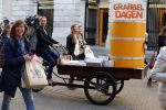 Utrecht 15 oktober 2012
Lieke v lexmond met bakfiets in cenrum Utrecht ivm aktie Post NL.
Peter Smulders bv