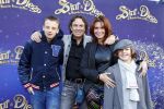 Amsterdam 7 oktober 2012
Premiere Sien en Diego de magische bron van Myra in Pathe Arena
met Jada Borsato Peter Faber en Harold Verwoert ( coole piet Diego) in de hoofdrollen. Marco leontine Luca Jada Senna Mary Borsato en Romy en Jacky Omtzigt .
Peter Smulders bv