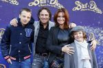 Amsterdam 7 oktober 2012
Premiere Sien en Diego de magische bron van Myra in Pathe Arena
met Jada Borsato Peter Faber en Harold Verwoert ( coole piet Diego) in de hoofdrollen. Marco leontine Luca Jada Senna Mary Borsato en Romy en Jacky Omtzigt .
Peter Smulders bv