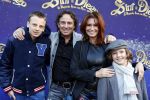 Amsterdam 7 oktober 2012
Premiere Sien en Diego de magische bron van Myra in Pathe Arena
met Jada Borsato Peter Faber en Harold Verwoert ( coole piet Diego) in de hoofdrollen. Marco leontine Luca Jada Senna Mary Borsato en Romy en Jacky Omtzigt .
Peter Smulders bv