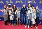 Amsterdam 7 oktober 2012
Premiere Sien en Diego de magische bron van Myra in Pathe Arena
met Jada Borsato Peter Faber en Harold Verwoert ( coole piet Diego) in de hoofdrollen. Marco leontine Luca Jada Senna Mary Borsato en Romy en Jacky Omtzigt .
Peter Smulders bv