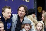Amsterdam 7 oktober 2012
Premiere Sien en Diego de magische bron van Myra in Pathe Arena
met Jada Borsato Peter Faber en Harold Verwoert ( coole piet Diego) in de hoofdrollen. Marco leontine Luca Jada Senna Mary Borsato en Romy en Jacky Omtzigt .
Peter Smulders bv