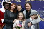 Amsterdam 7 oktober 2012
Premiere Sien en Diego de magische bron van Myra in Pathe Arena
met Jada Borsato Peter Faber en Harold Verwoert ( coole piet Diego) in de hoofdrollen. Marco leontine Luca Jada Senna Mary Borsato en Romy en Jacky Omtzigt .
Peter Smulders bv