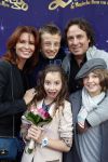 Amsterdam 7 oktober 2012
Premiere Sien en Diego de magische bron van Myra in Pathe Arena
met Jada Borsato Peter Faber en Harold Verwoert ( coole piet Diego) in de hoofdrollen. Marco leontine Luca Jada Senna Mary Borsato en Romy en Jacky Omtzigt .
Peter Smulders bv