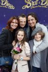 Amsterdam 7 oktober 2012
Premiere Sien en Diego de magische bron van Myra in Pathe Arena
met Jada Borsato Peter Faber en Harold Verwoert ( coole piet Diego) in de hoofdrollen. Marco leontine Luca Jada Senna Mary Borsato en Romy en Jacky Omtzigt .
Peter Smulders bv