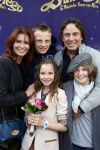 Amsterdam 7 oktober 2012
Premiere Sien en Diego de magische bron van Myra in Pathe Arena
met Jada Borsato Peter Faber en Harold Verwoert ( coole piet Diego) in de hoofdrollen. Marco leontine Luca Jada Senna Mary Borsato en Romy en Jacky Omtzigt .
Peter Smulders bv