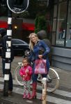 Amsterdam 24 september 2012
Marit v Bohemen met dochter in de storm.
Peter Smulders bv