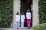 Wassenaar 25 september 2012
Prins Willem Alexander bestelt de eerst kinderpostzegels waarop foto's staan van prinses Amalia Ariane en Alexia. DE kinderen bellen aan bij de horsten.
Peter Smulders bv