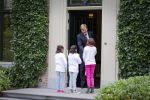 Wassenaar 25 september 2012
Prins Willem Alexander bestelt de eerst kinderpostzegels waarop foto's staan van prinses Amalia Ariane en Alexia. DE kinderen bellen aan bij de horsten.
Peter Smulders bv