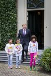 Wassenaar 25 september 2012
Prins Willem Alexander bestelt de eerst kinderpostzegels waarop foto's staan van prinses Amalia Ariane en Alexia. DE kinderen bellen aan bij de horsten.
Peter Smulders bv