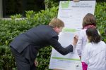 Wassenaar 25 september 2012
Prins Willem Alexander bestelt de eerst kinderpostzegels waarop foto's staan van prinses Amalia Ariane en Alexia. DE kinderen bellen aan bij de horsten.
Peter Smulders bv