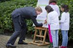 Wassenaar 25 september 2012
Prins Willem Alexander bestelt de eerst kinderpostzegels waarop foto's staan van prinses Amalia Ariane en Alexia. DE kinderen bellen aan bij de horsten.
Peter Smulders bv
