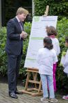 Wassenaar 25 september 2012
Prins Willem Alexander bestelt de eerst kinderpostzegels waarop foto's staan van prinses Amalia Ariane en Alexia. DE kinderen bellen aan bij de horsten.
Peter Smulders bv