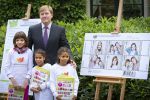 Wassenaar 25 september 2012
Prins Willem Alexander bestelt de eerst kinderpostzegels waarop foto's staan van prinses Amalia Ariane en Alexia. DE kinderen bellen aan bij de horsten.
Peter Smulders bv