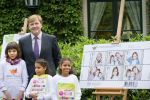 Wassenaar 25 september 2012
Prins Willem Alexander bestelt de eerst kinderpostzegels waarop foto's staan van prinses Amalia Ariane en Alexia. DE kinderen bellen aan bij de horsten.
Peter Smulders bv