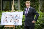 Wassenaar 25 september 2012
Prins Willem Alexander bestelt de eerst kinderpostzegels waarop foto's staan van prinses Amalia Ariane en Alexia. DE kinderen bellen aan bij de horsten.
Peter Smulders bv