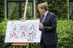 Wassenaar 25 september 2012
Prins Willem Alexander bestelt de eerst kinderpostzegels waarop foto's staan van prinses Amalia Ariane en Alexia. DE kinderen bellen aan bij de horsten.
Peter Smulders bv