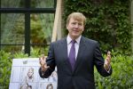 Wassenaar 25 september 2012
Prins Willem Alexander bestelt de eerst kinderpostzegels waarop foto's staan van prinses Amalia Ariane en Alexia. DE kinderen bellen aan bij de horsten.
Peter Smulders bv