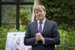 Wassenaar 25 september 2012
Prins Willem Alexander bestelt de eerst kinderpostzegels waarop foto's staan van prinses Amalia Ariane en Alexia. DE kinderen bellen aan bij de horsten.
Peter Smulders bv