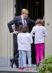 Wassenaar 25 september 2012
Prins Willem Alexander bestelt de eerst kinderpostzegels waarop foto's staan van prinses Amalia Ariane en Alexia. DE kinderen bellen aan bij de horsten.
Peter Smulders bv