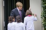 Wassenaar 25 september 2012
Prins Willem Alexander bestelt de eerst kinderpostzegels waarop foto's staan van prinses Amalia Ariane en Alexia. DE kinderen bellen aan bij de horsten.
Peter Smulders bv