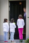 Wassenaar 25 september 2012
Prins Willem Alexander bestelt de eerst kinderpostzegels waarop foto's staan van prinses Amalia Ariane en Alexia. DE kinderen bellen aan bij de horsten.
Peter Smulders bv